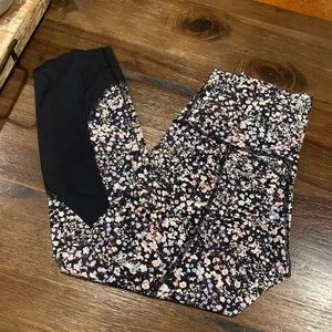 Lululemon black spritz capri leggings